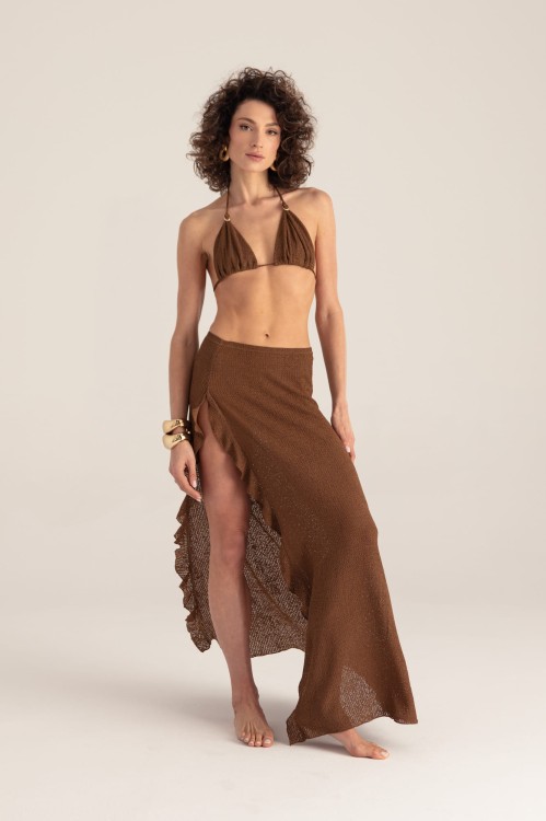 Spódnica Ines maxi brązowa – modelka przodem – wysokie rozcięcie i plażowy styl – ANA atelier
