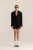 Czarna marynarka oversize – przód, minimalistyczny fason