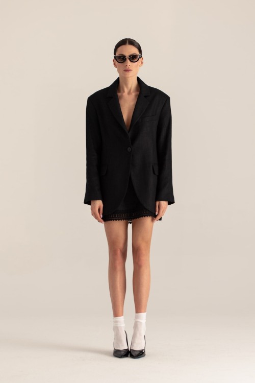 Czarna marynarka oversize – przód, minimalistyczny fason