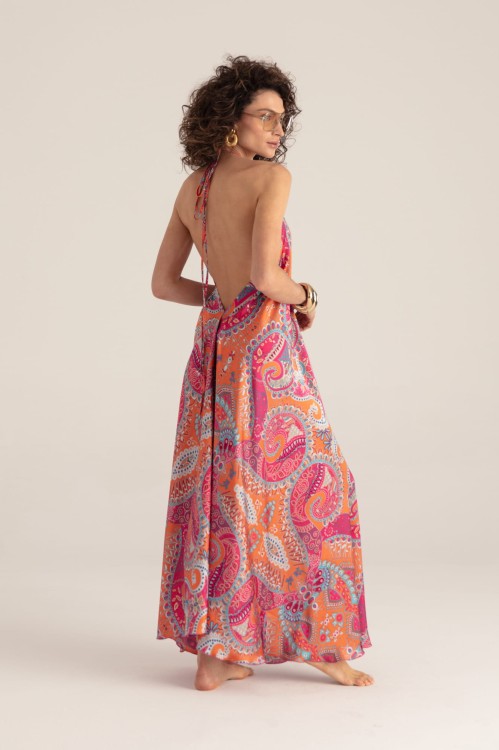 Długa sukienka boho paisley – tył, modelka stojąca tyłem, odkryte plecy