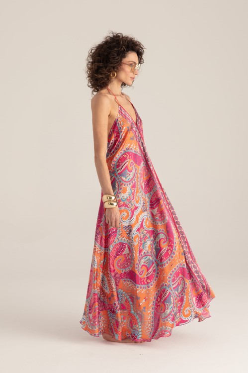Sukienka boho paisley – ujęcie z tyłu w półobrocie, widoczne ramiączka i plecy
