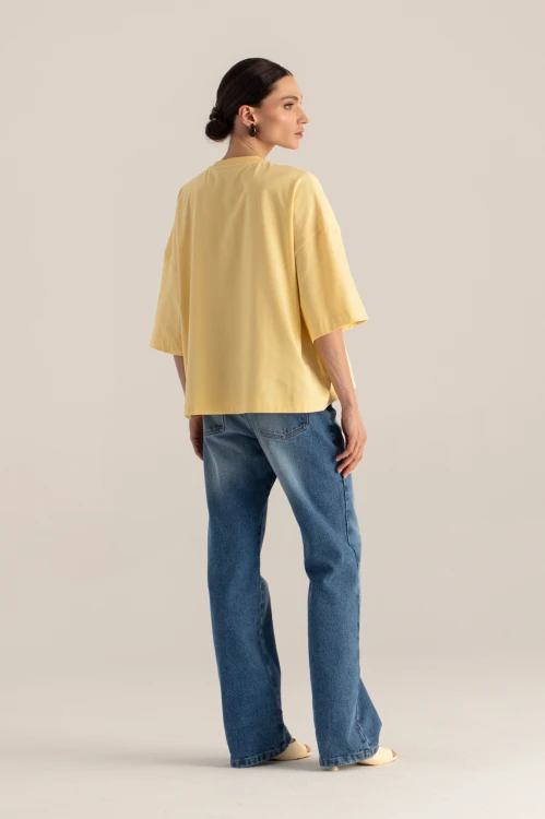 T-shirt bellen butter- modelka tylem- outfit miastowy- ANA atelier