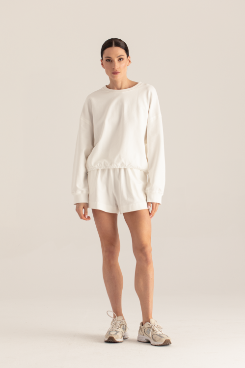 Bluza Blan ecru oversize – modelka przodem – długi rękaw, luźny krój – ANA atelier