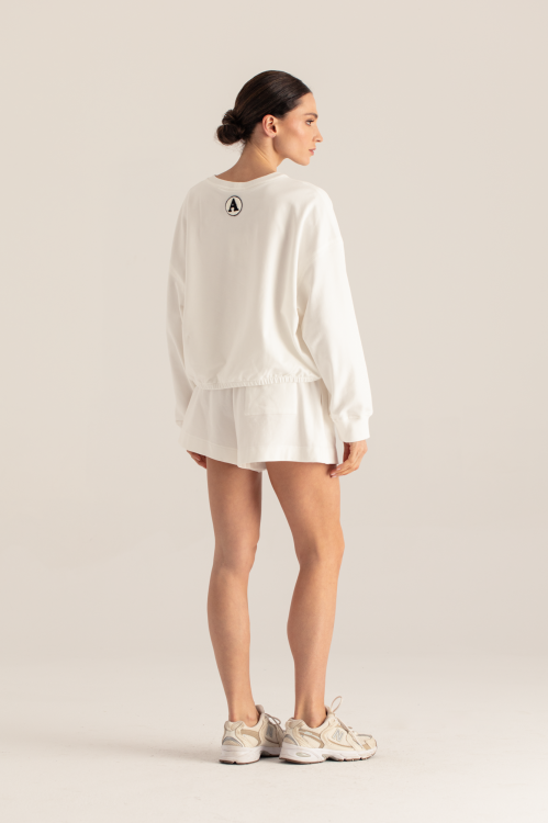 Bluza Blan ecru – modelka tyłem – widok pleców i luźnego fasonu – ANA atelier