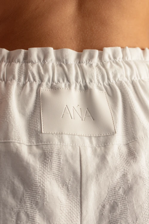 Szorty Allie ecru – zbliżenie na materiał – komfort premium – ANA atelier