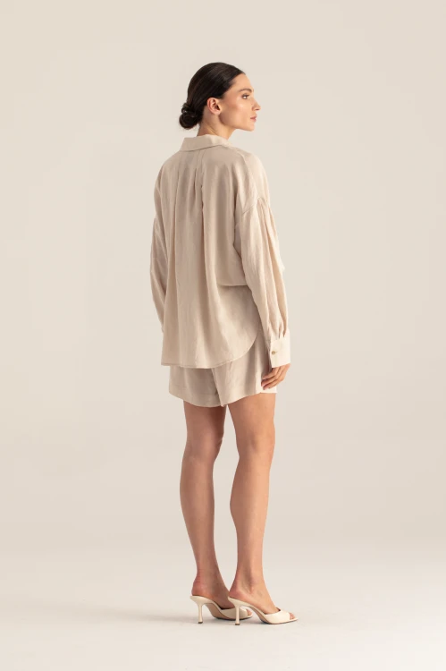 Szorty Palm beżowe – widok z tyłu – wygodny fason – ANA atelier