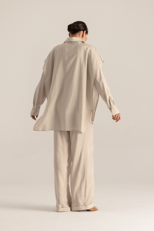 Koszula Lea paski beżowo-białe – widok z tyłu – lekki rozcięcie – ANA atelier