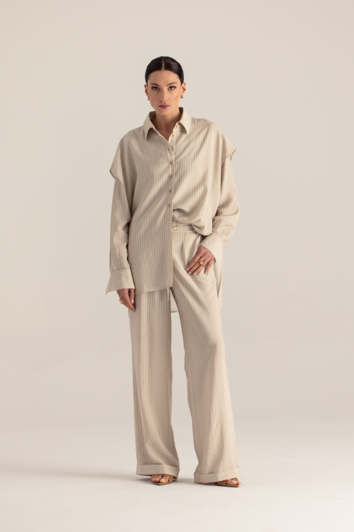 Spodnie Lea paski beżowo-białe – widok z przodu – elegancki fason – ANA atelier