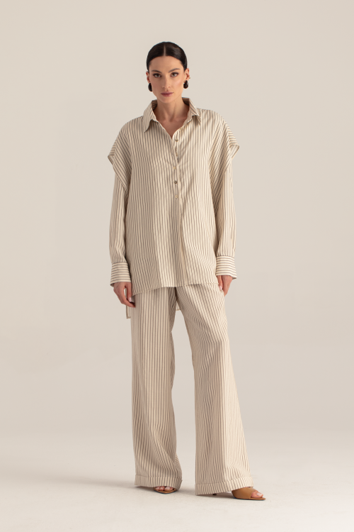 Spodnie Lea paski ecru-czarne– widok z przodu – elegancki fason – ANA atelier
