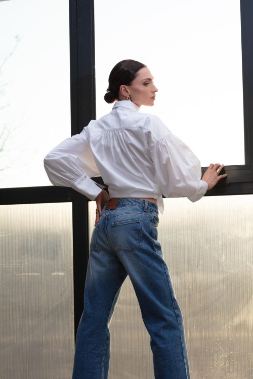 Jeansy City Indigo - niebieskie z prostą nogawką – modelka tylem – klasyczny denim z wysokim stanem – ANA atelier