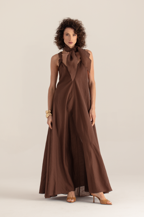 Sukienka maxi brązowa z kokardą – modelka przodem – rozkloszowany krój – ANA atelier