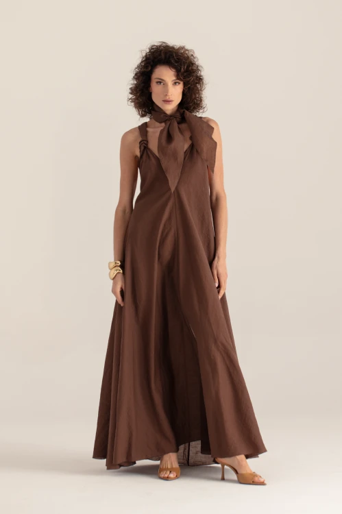 Sukienka maxi brązowa z kokardą – modelka przodem – rozkloszowany krój – ANA atelier