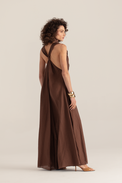Sukienka maxi brązowa z kokardą – modelka tyłem – wiązanie i subtelne plecy – ANA atelier