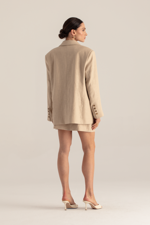 Marynarka Aggi lniana beżowa – modelka tyłem – minimalistyczny tył – ANA atelier