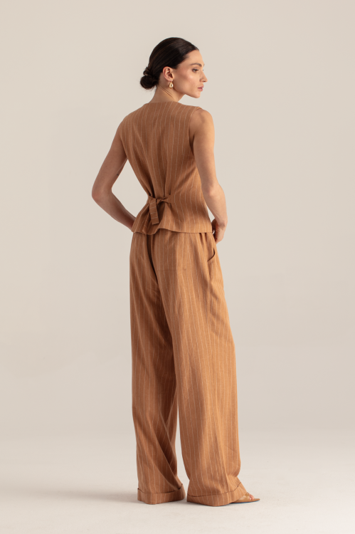 Kamizelka Emie lniana camel – modelka tyłem – linia talii – ANA atelier