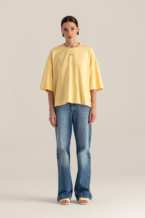 T-shirt bellen butter- modelka przodem- outfit miastowy- ANA atelier