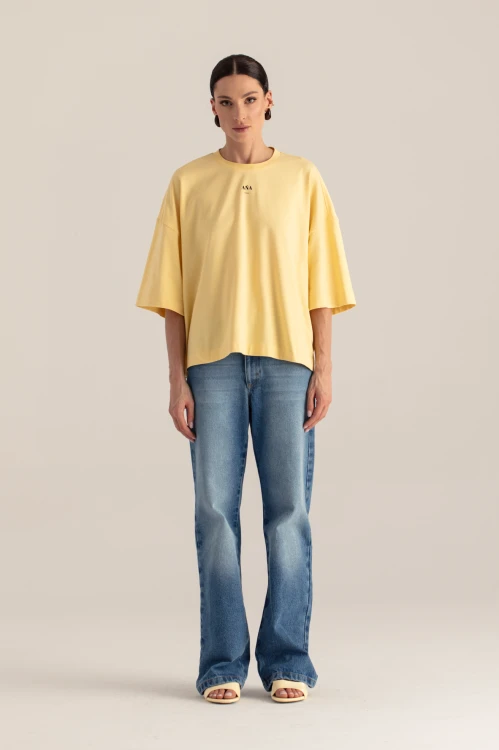 T-shirt bellen butter- modelka przodem- outfit miastowy- ANA atelier