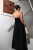 Sukienka maxi czarna z rozcięciem – modelka tylem  – ANA atelier