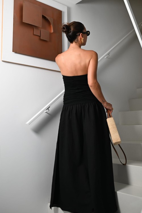 Sukienka maxi czarna z rozcięciem – modelka tylem  – ANA atelier