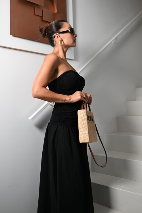 Sukienka maxi czarna z rozcięciem – modelka bokiem – ujecie delikatne szwu – ANA atelier